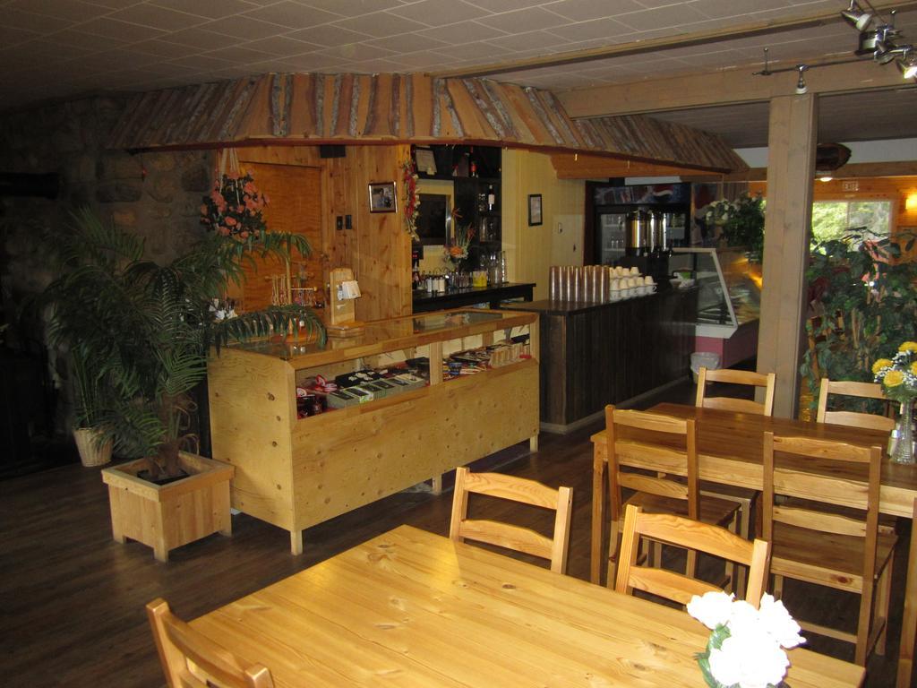 Spirit Lake Lodge Уайтхорс Экстерьер фото