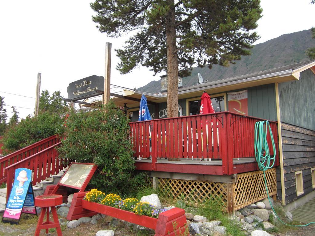 Spirit Lake Lodge Уайтхорс Экстерьер фото